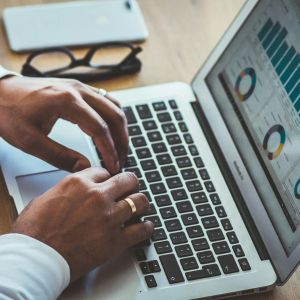 How Silence Becomes a Strategy in Complex Environments